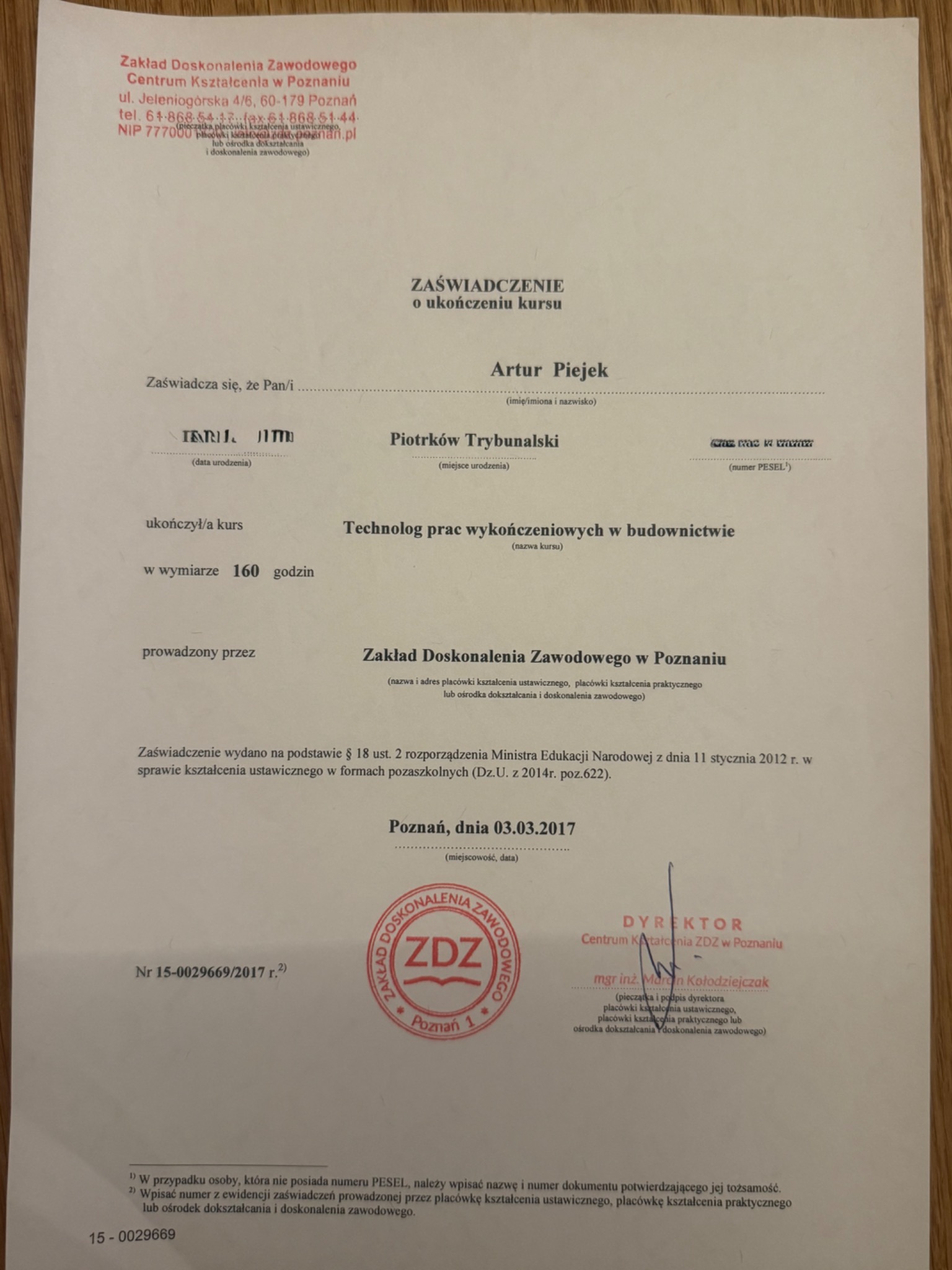 Skan zaświadczenia o ukończeniu kursu 'Technolog prac wykończeniowych w budownictwie' przez Artura Piejka, wydanego przez Zakład Doskonalenia Zawodowego w Poznaniu.