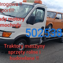 Patryk gęsek - Laweta Iveco z pomarańczowym Fiatem 126p na platformie, widok z boku. Na aucie numer telefonu. W tle zieleń i błękitne niebo.