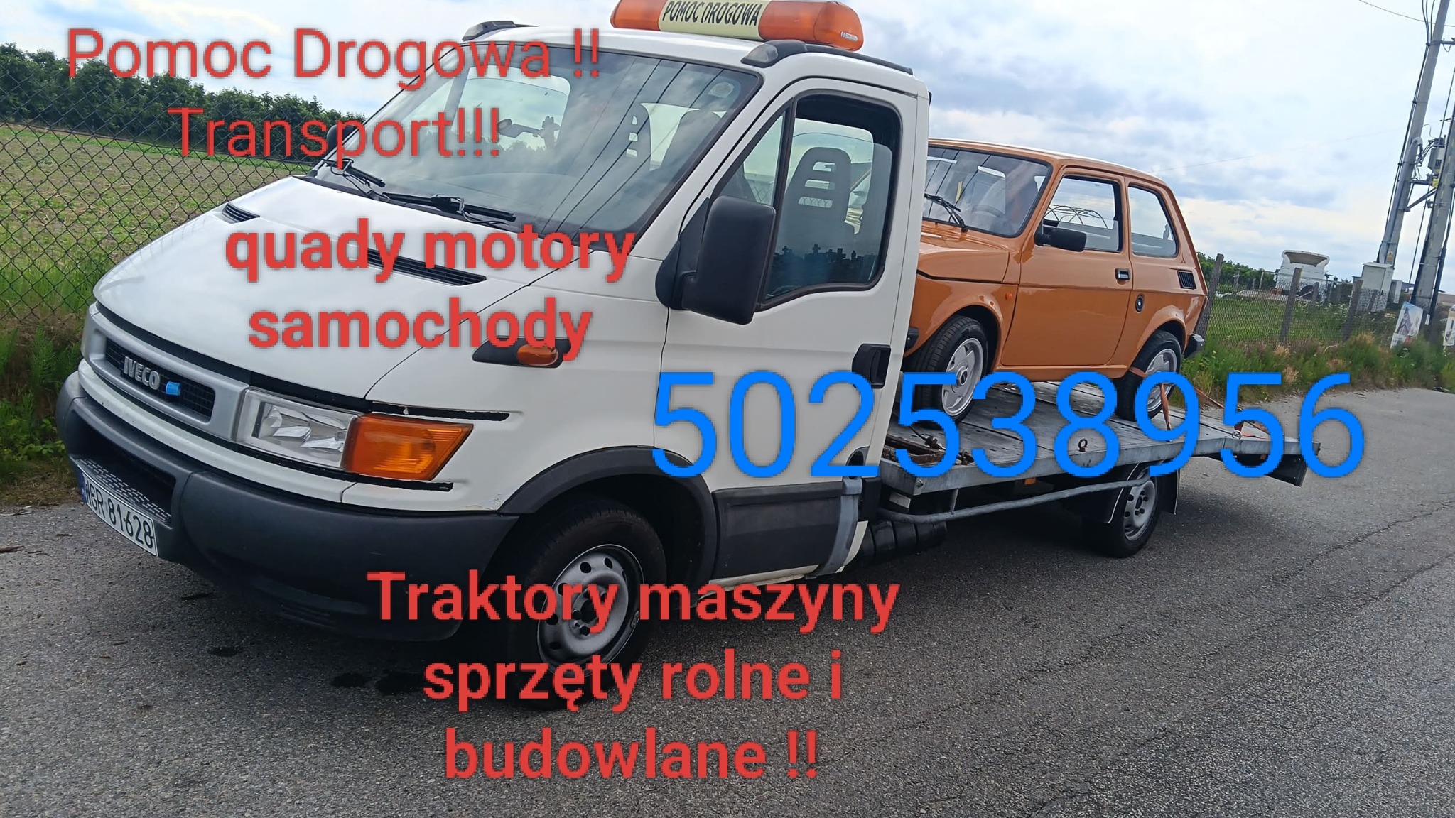 Laweta Iveco z pomarańczowym Fiatem 126p na platformie, widok z boku. Na aucie numer telefonu. W tle zieleń i błękitne niebo.