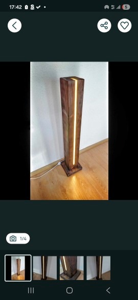 Drewniana lampa podłogowa z wbudowanym oświetleniem LED, stojąca na parkiecie. Minimalistyczny design, ciepłe światło, widoczny kabel zasilający.