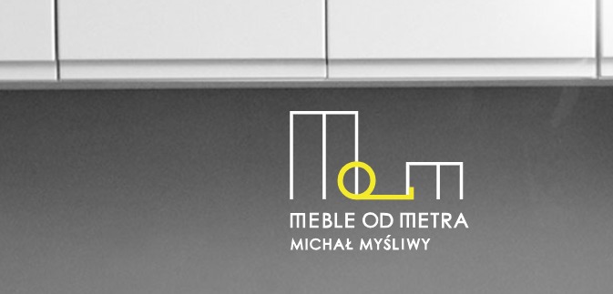 Minimalistyczne logo firmy meblarskiej 'Meble od Metra' na tle fragmentu białych szafek kuchennych. Żółty akcent w logo. Michał Myśliwy.