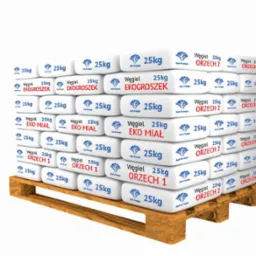 Paleta z workami 25kg z węglem typu ekogroszek, orzech 1, orzech 2 i eko miał, ułożonymi w stos.