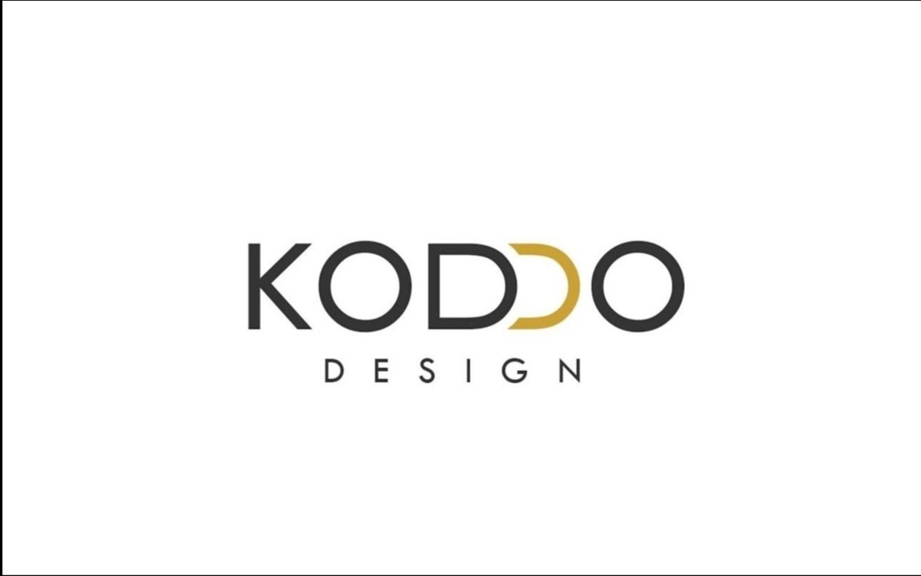 Minimalistyczne logo 'KODDO DESIGN' z czarnymi literami i złotym akcentem w kształcie litery 'D', na białym tle. Prosty, nowoczesny design.