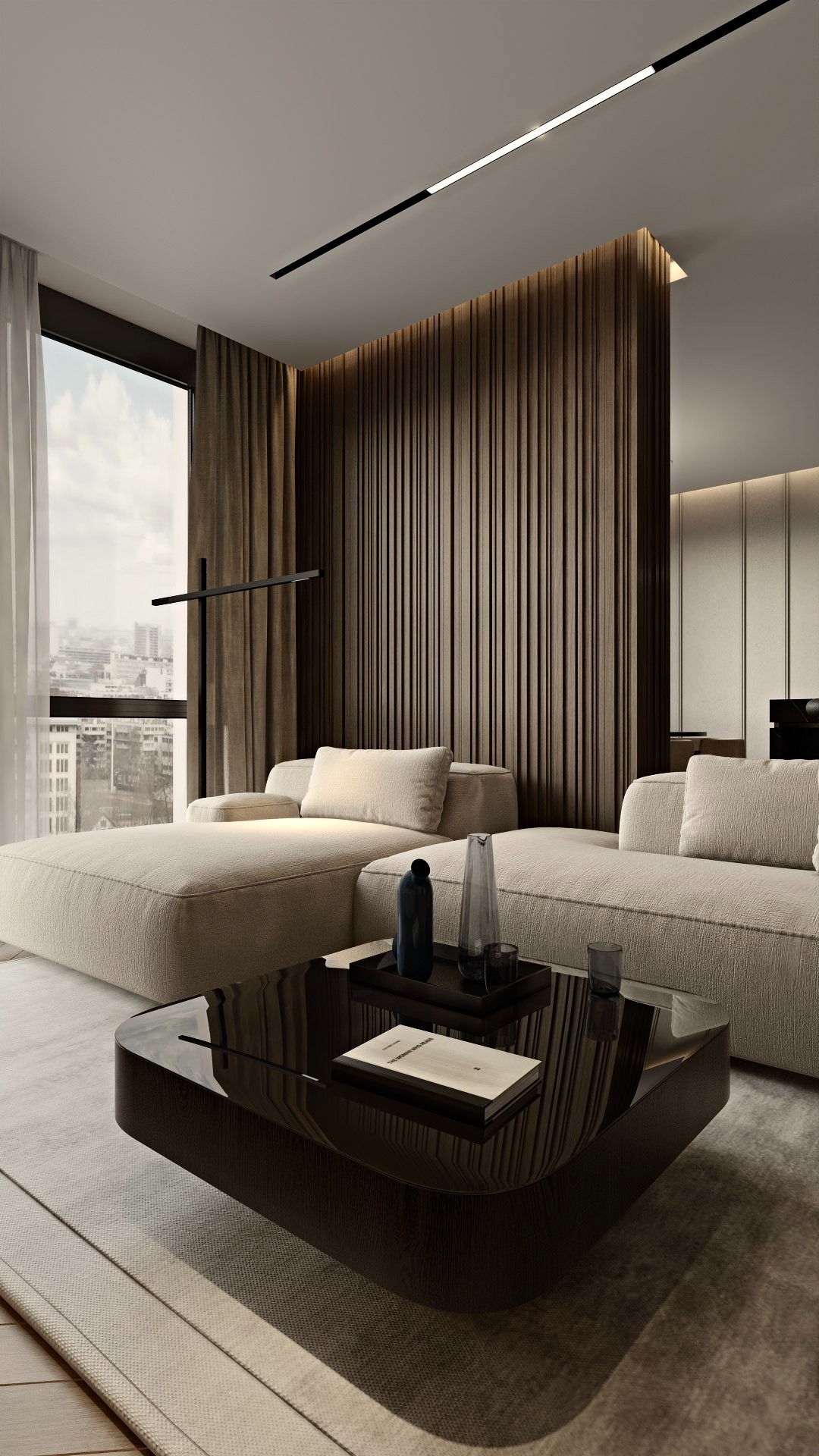 Elegancki salon z beżową sofą modułową, stolikiem kawowym z książką i dekoracyjnymi wazonami. W tle drewniana ściana z pionowymi panelami i widok na miasto.