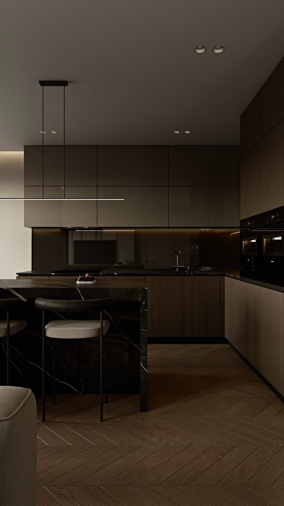 Nowoczesna kuchnia z wyspą z czarnego marmuru, drewnianymi szafkami i parkietem w jodełkę. Minimalistyczne oświetlenie podkreśla elegancki wystrój.