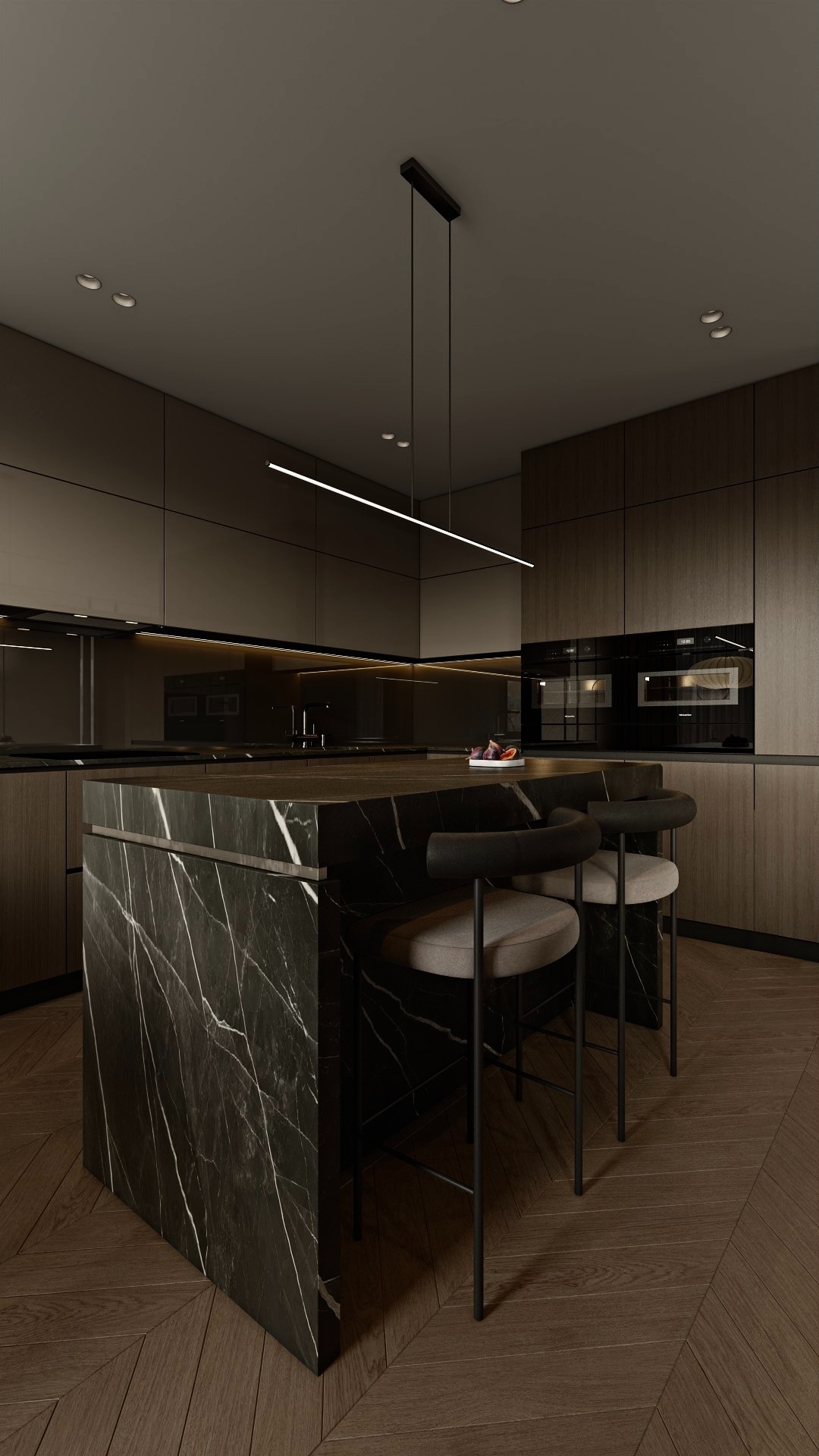 Nowoczesna kuchnia z wyspą z czarnego marmuru, minimalistycznym oświetleniem i drewnianą podłogą w jodełkę. Dwa krzesła barowe przy wyspie.