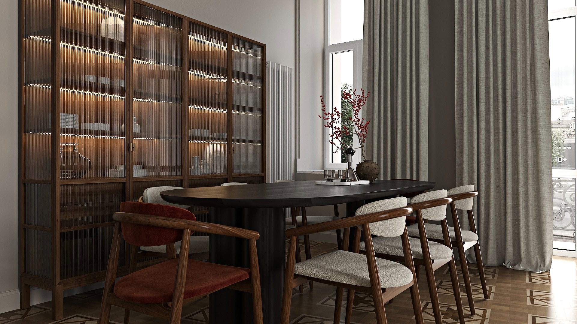 Elegancka jadalnia z owalnym stołem, krzesłami z drewnianymi ramami i aksamitnymi siedziskami. W tle przeszklona witryna z oświetleniem i dekoracje okienne.