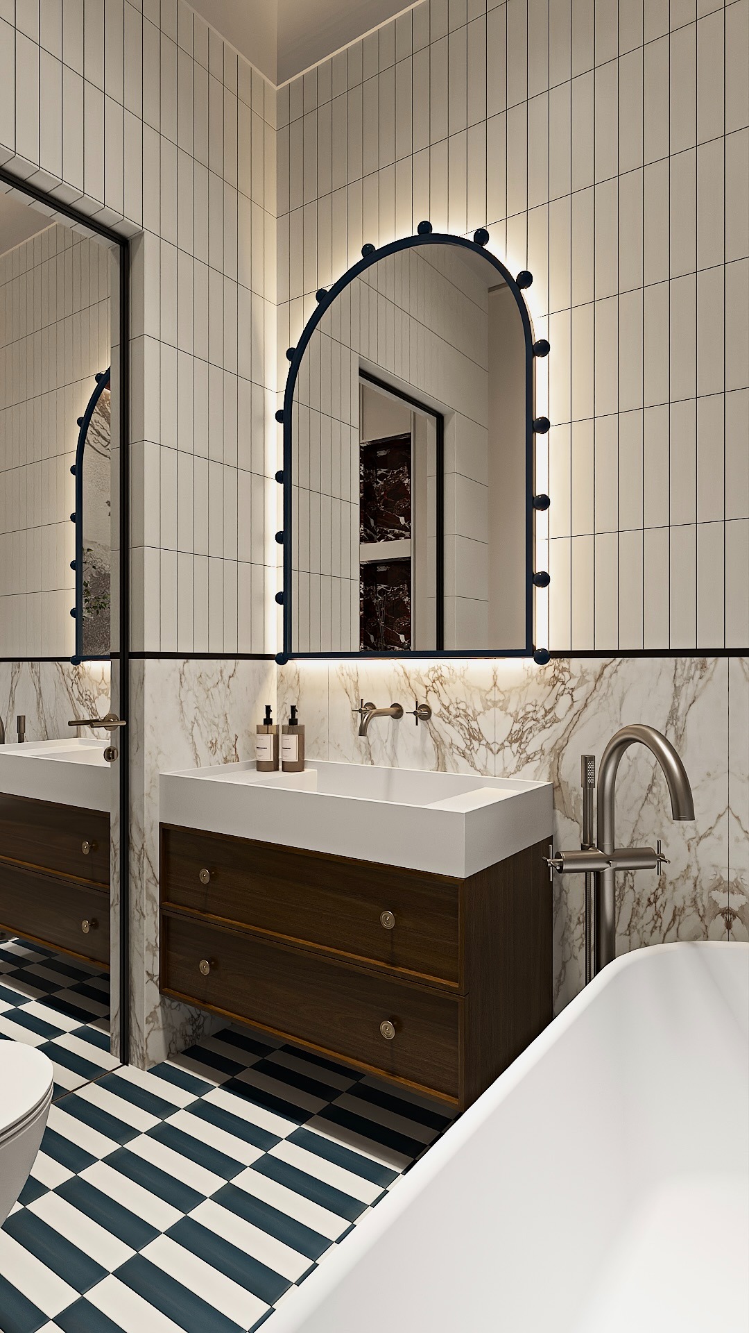 Nowoczesna łazienka z marmurową ścianą, umywalką z szafką z ciemnego drewna i lustrem z podświetleniem LED. Na podłodze biało-granatowa szachownica.