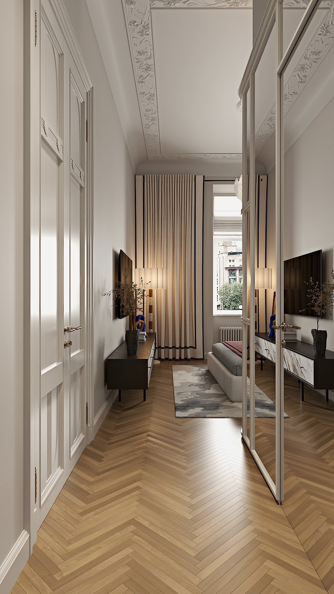 Elegancka sypialnia z parkietem w jodełkę, telewizorami po bokach i dekoracyjnymi zasłonami. Widok przez szklane drzwi.