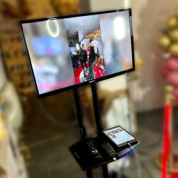 Ekran na którym są wyświetlane filmy w trybie live 