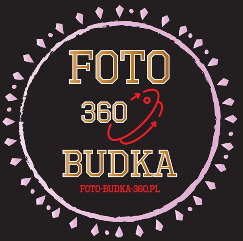 Grafika z napisem 'FOTO 360 BUDKA' w okręgu z dekoracyjnymi elementami. Logo firmy z adresem strony internetowej foto-budka-360.pl.