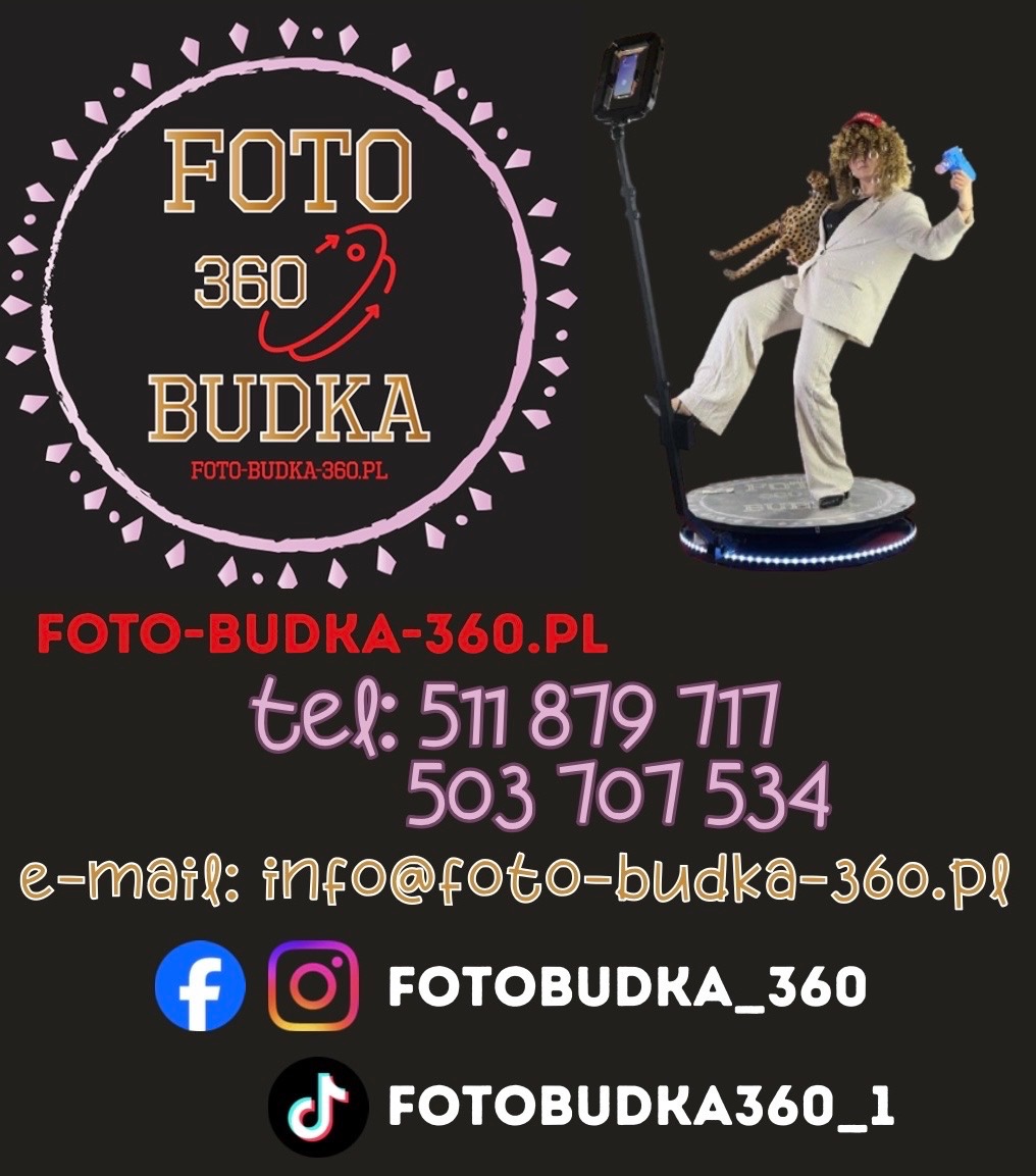 Osoba w kostiumie na platformie fotobudki 360 z rekwizytami. Widoczne logo, dane kontaktowe i ikony mediów społecznościowych fotobudki.