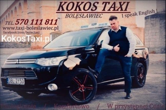 Czarny SUV Kokos Taxi Bolesławiec z numerem telefonu i adresem strony internetowej, na tle mostu. Mężczyzna opiera się o auto. Napis: I speak English!