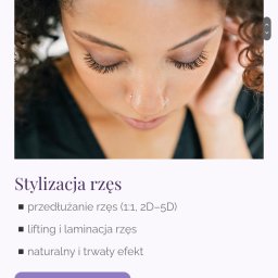 Wiktoria Kawa - Zbliżenie na twarz kobiety z długimi, wystylizowanymi rzęsami. Widoczne detale makijażu oczu i piercing w nosie. Ujęcie z góry, podkreślające efekt liftingu i laminacji rzęs.