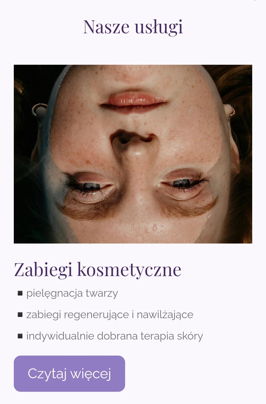 Portret kobiety z bliska, odwrócony do góry nogami, z widocznymi kroplami wody na twarzy, sugerujący zabieg pielęgnacyjny. Delikatne oświetlenie podkreśla naturalność.