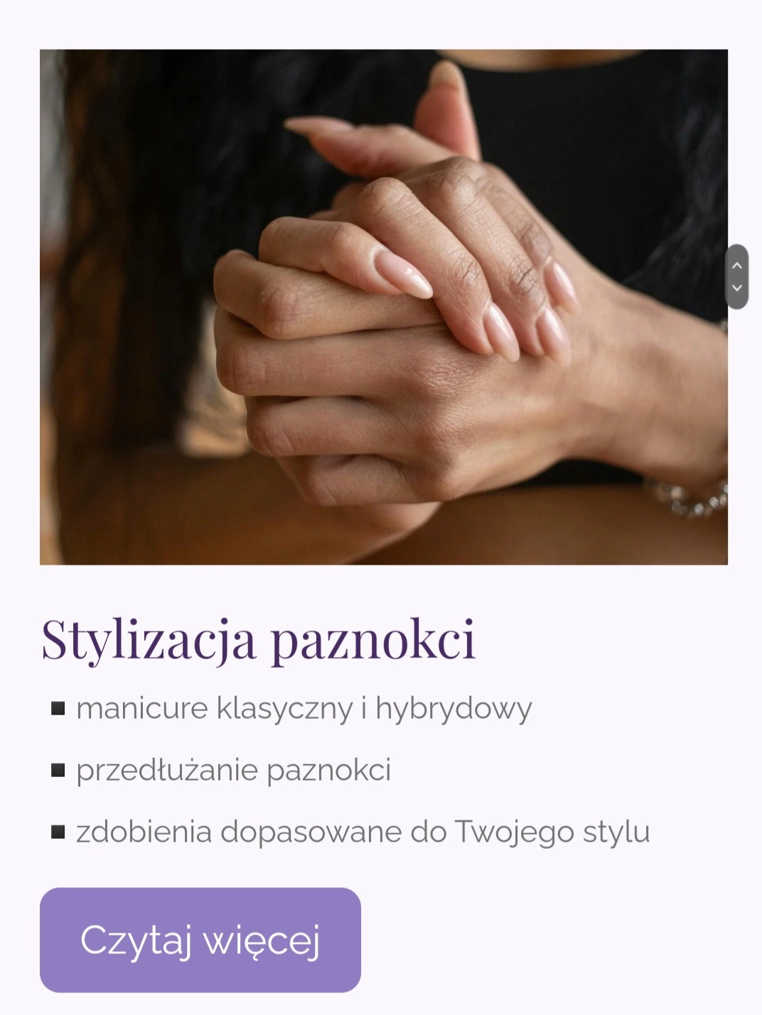 Dłonie kobiety ze świeżo wykonanym manicure hybrydowym w odcieniach nude, na rozmytym tle. Widoczne delikatne zdobienia i idealny kształt paznokci.