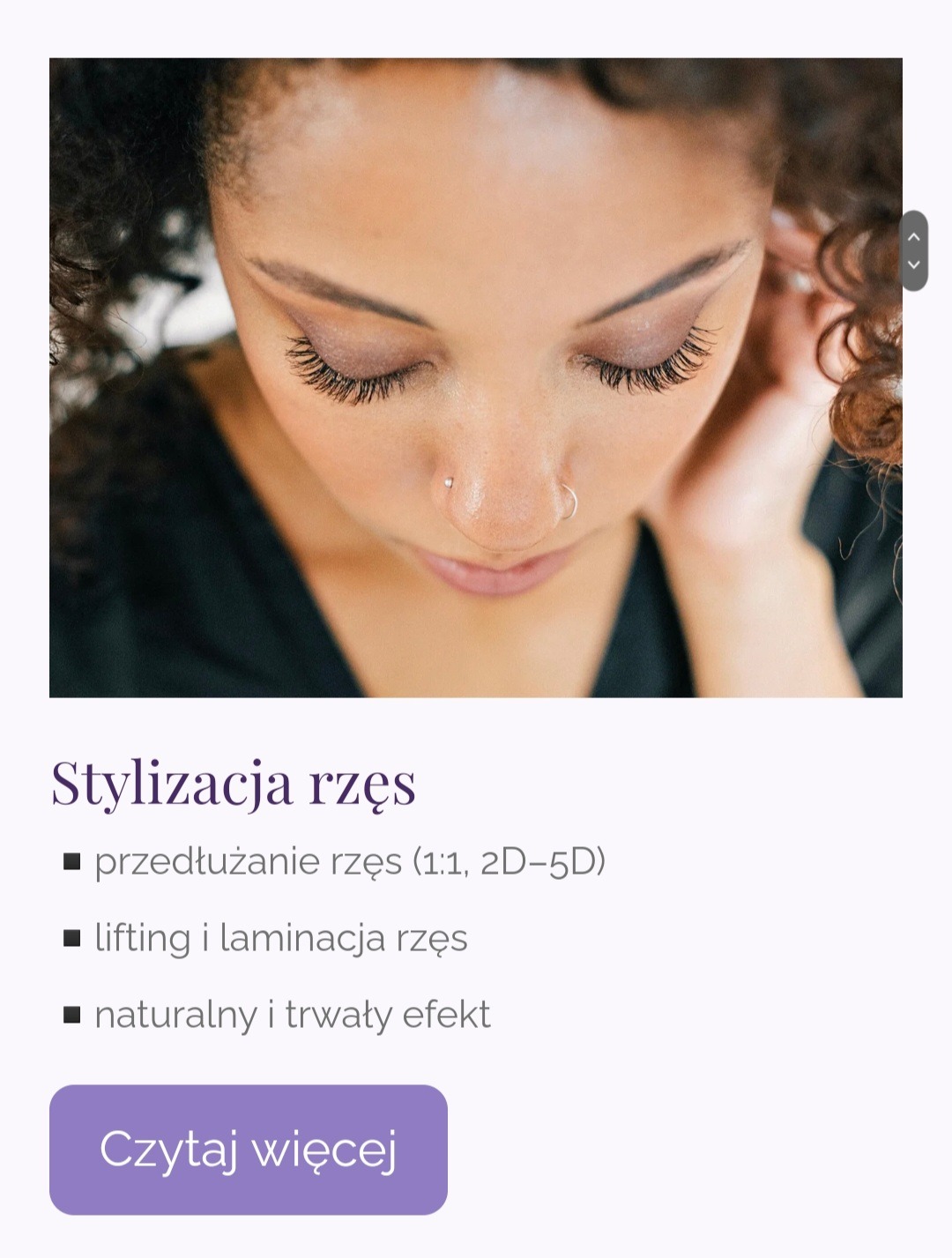 Zbliżenie na twarz kobiety z długimi, wystylizowanymi rzęsami. Widoczne detale makijażu oczu i piercing w nosie. Ujęcie z góry, podkreślające efekt liftingu i laminacji rzęs.