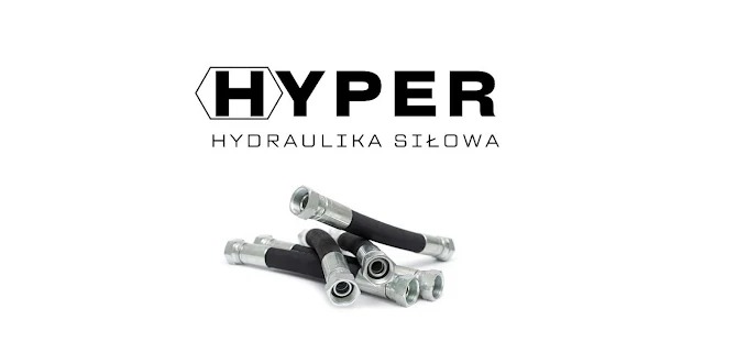 Cztery czarne węże hydrauliczne z metalowymi końcówkami na białym tle, logo firmy HYPER Hydraulika Siłowa u góry. Precyzyjne wykonanie, detale z bliska.
