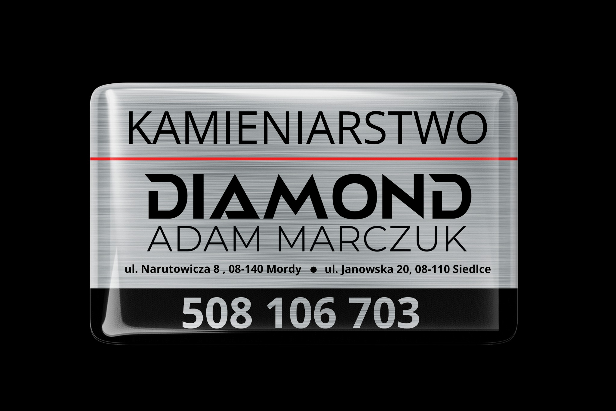 Wizytówka firmy kamieniarskiej Diamond Adam Marczuk z adresem i numerem telefonu na srebrnym tle z czarnymi napisami, umieszczona na czarnym tle.