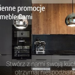 Pracownia mebli Cami - Nowoczesna kuchnia w odcieniach szarości z drewnianymi akcentami, oświetlona kulistymi lampami. Na blacie ekspres do kawy. Widoczna zieleń rośliny doniczkowej.