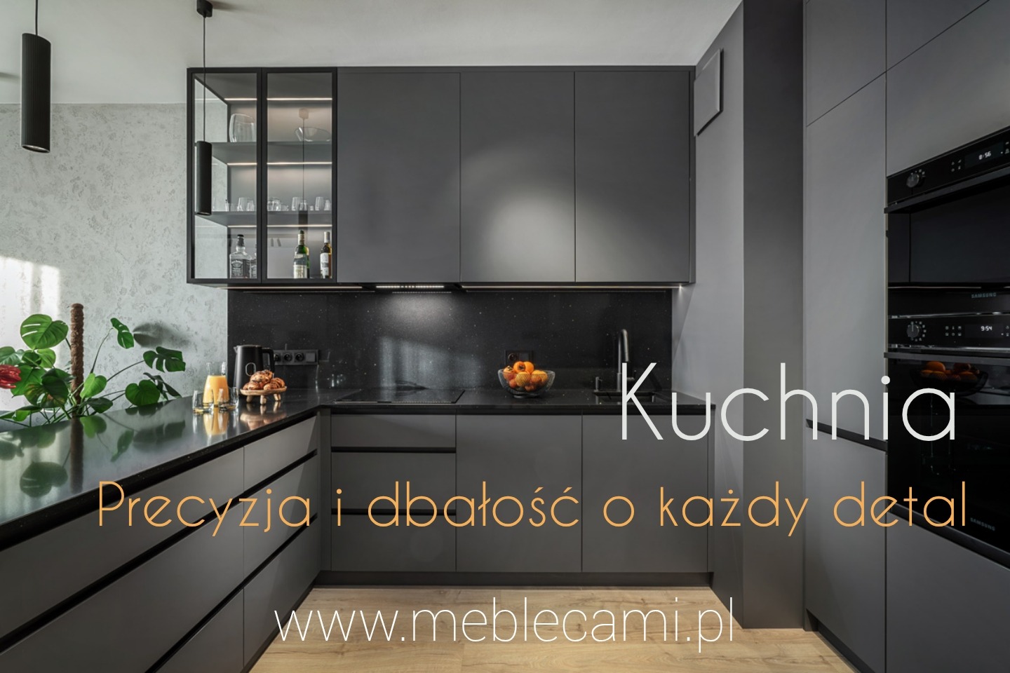 Nowoczesna, szara kuchnia z czarnym blatem i oświetleniem LED. Szklana witryna z dekoracyjnymi butelkami. Minimalistyczny design z rośliną doniczkową na blacie.