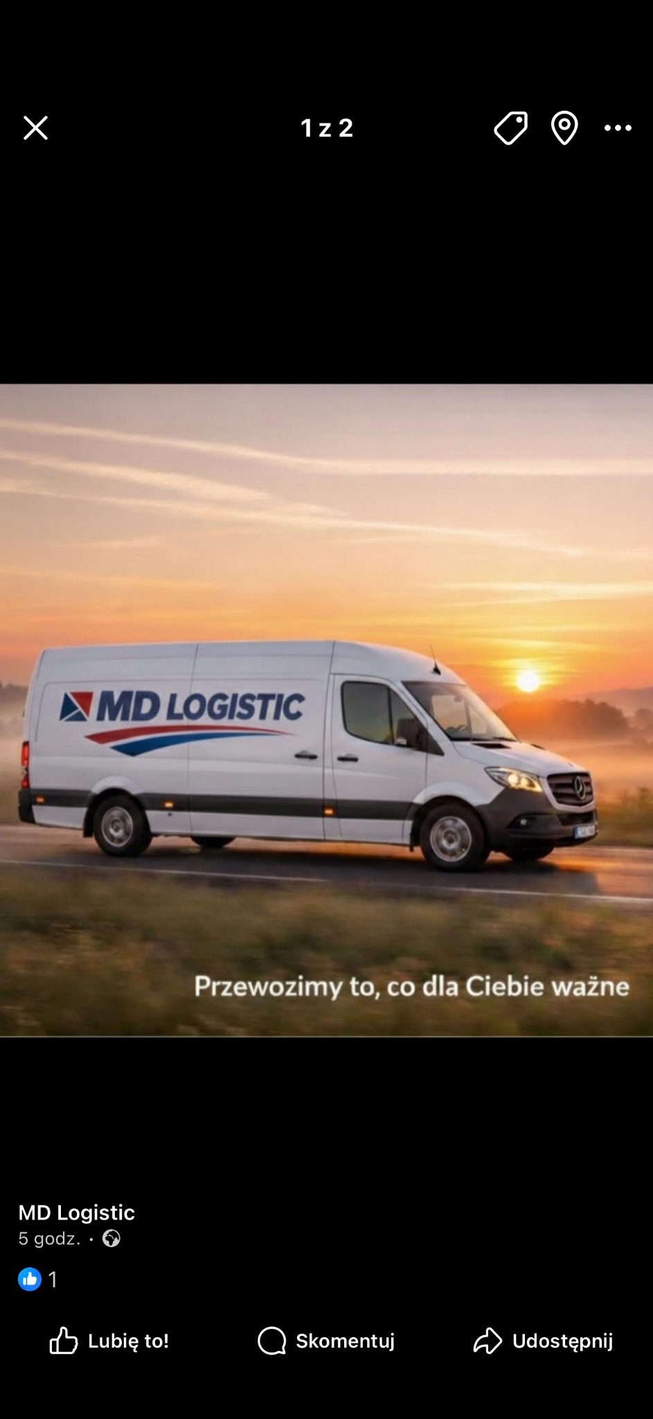Biały bus MD Logistic na drodze o świcie. Widoczne logo firmy i hasło: 'Przewozimy to, co dla Ciebie ważne'. Ujęcie z boku, w tle wschodzące słońce.