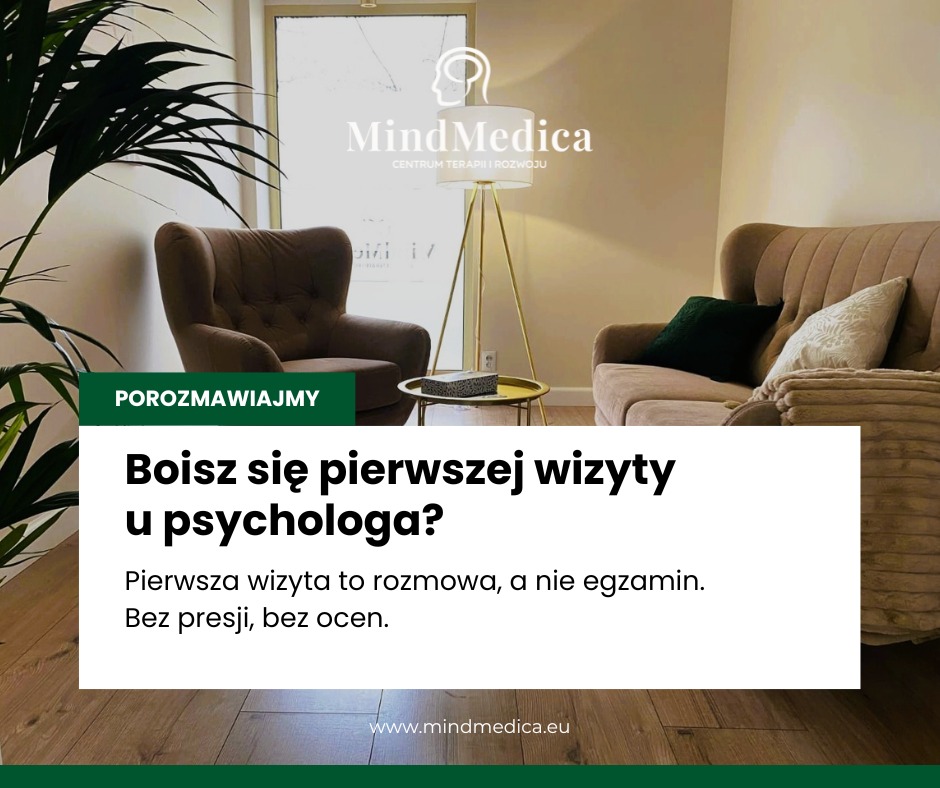 Przytulne wnętrze gabinetu psychologicznego MindMedica z dwoma fotelami i lampą. Tekst zachęca do pierwszej wizyty, podkreślając rozmowę bez presji.