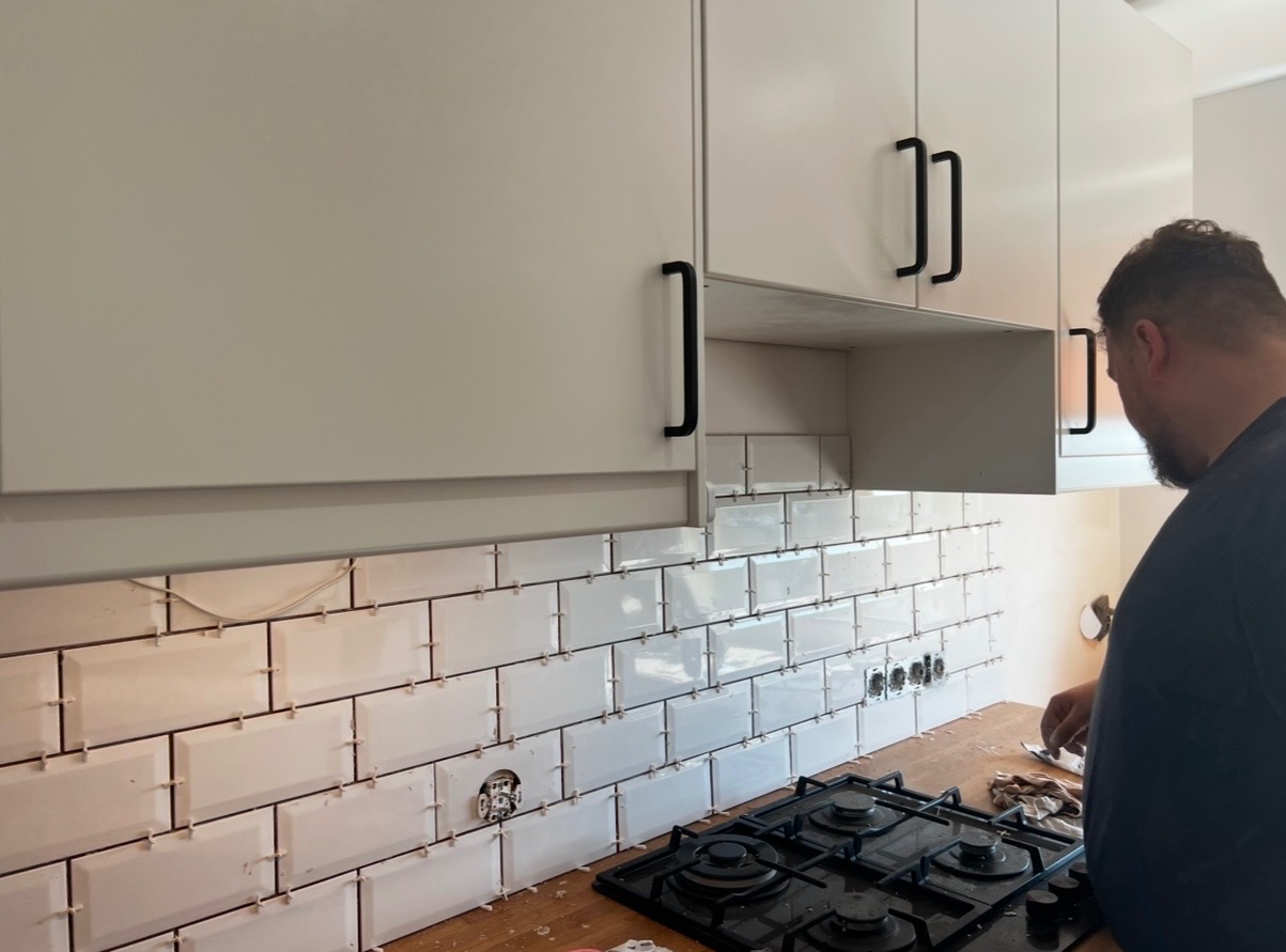 Ułożenie fartucha w kuchni 2