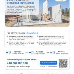 Marwel Home - domy prefabrykowane - Montaż prefabrykowanych ścian na budowie domu modułowego. Dwóch pracowników w kaskach i kamizelkach. Żuraw podnosi element ściany. Błękitne niebo w tle.