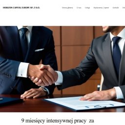 Business Consulting Rafał Macoch - Strona internetowa firmy Horizon Capital Europe z uściskiem dłoni dwóch mężczyzn w garniturach, symbolizującym partnerstwo i podpisanie umowy.