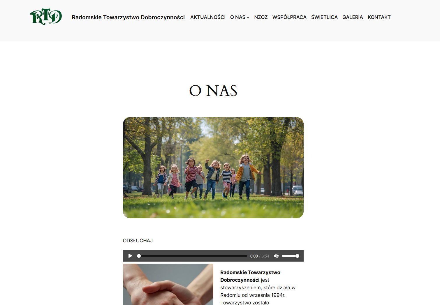 Strona internetowa Radomskiego Towarzystwa Dobroczynności z sekcją 'O Nas' i zdjęciem grupy dzieci biegnących po zielonej trawie w parku.