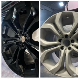 Malar - Felga samochodowa po lewej w czarnym połysku, po prawej szara, matowa, ukazana w zbliżeniu. Prezentacja efektu malowania proszkowego.