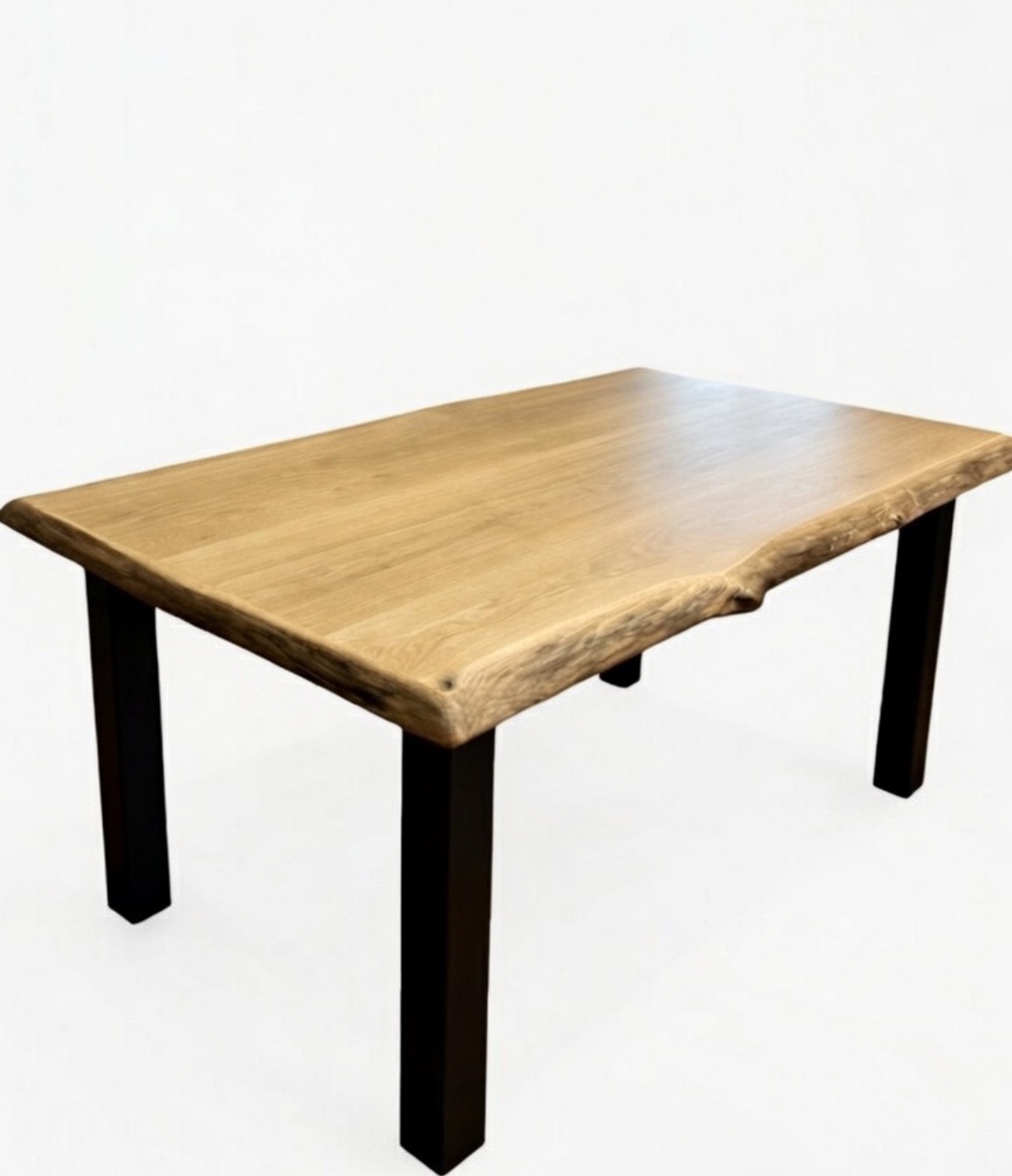 Stół z blatem z jasnego drewna o nieregularnych krawędziach, wsparty na czterech czarnych, metalowych nogach. Minimalistyczny design na jasnym tle.