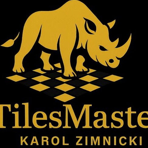 Złoty logotyp firmy 'TilesMaster Karol Zimnicki' z wizerunkiem nosorożca stojącego na szachownicy, na czarnym tle. Grafika w stylu retro.