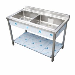 Gastro-Meble Agnieszka Moś-Wyrobek - Stalowy stół roboczy z dwoma zlewozmywakami, z dolną półką, zabezpieczony folią ochronną. Widok z przodu na białym tle.
