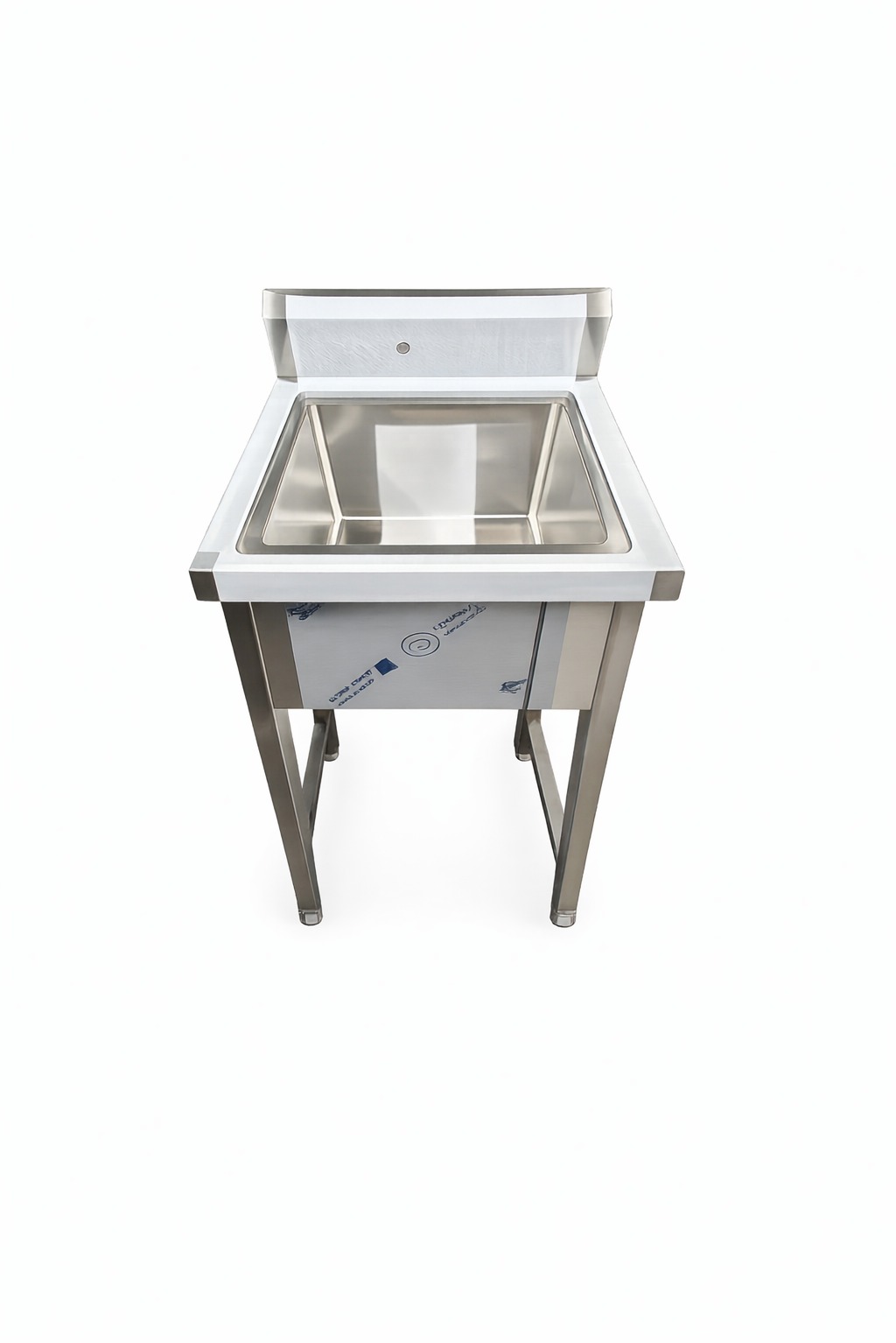 Stalowa, wolnostojąca umywalka gastronomiczna z blachy nierdzewnej, z folią ochronną, na czterech nogach, na białym tle. Widok z przodu, centralnie.