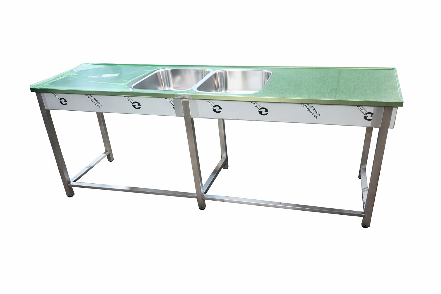 Stalowy stół roboczy z dwoma zlewozmywakami, blat w kolorze zielonym, na białym tle. Widoczne logo producenta na obudowie stołu.
