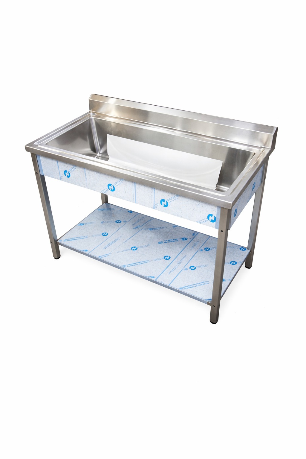 Stalowy stół roboczy z zlewem, z dolną półką, zabezpieczony folią ochronną. Widok z przodu na białym tle. Nowoczesny design, idealny do profesjonalnej kuchni.