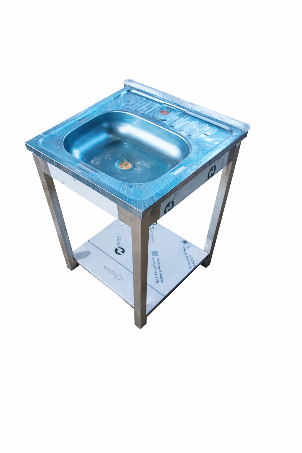 Metalowy zlewozmywak na stelażu z półką, wykonany na wymiar. Widoczne detale wykończenia i materiały. Idealny do małej kuchni lub warsztatu.