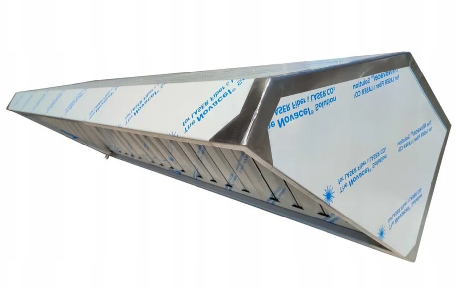 Kątowe ujęcie okapu kuchennego ze stali nierdzewnej, zabezpieczonego folią ochronną z nadrukiem, na białym tle. Widoczne filtry i elementy konstrukcyjne.