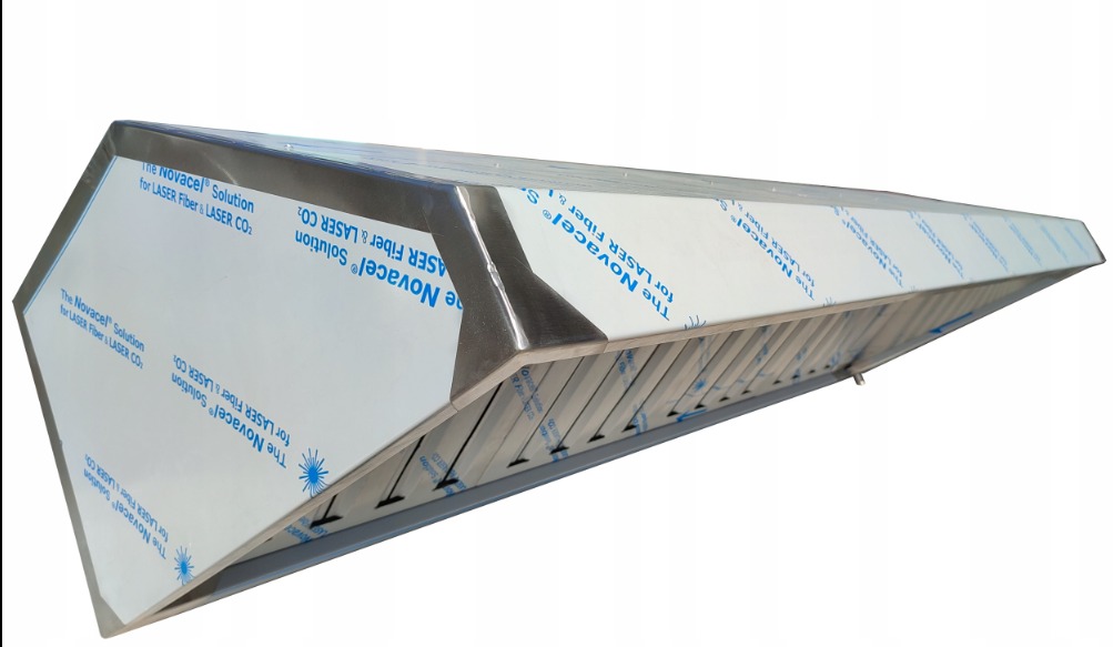 Profesjonalny okap kuchenny ze stali nierdzewnej, zabezpieczony folią ochronną Novacel, widoczny z perspektywy dolnej. Detal wykończenia i filtrów.