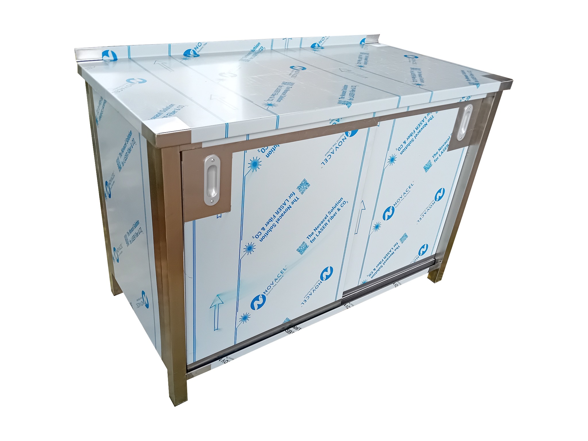 Stalowa szafka kuchenna z przesuwnymi drzwiami, zabezpieczona folią ochronną Novacel, na białym tle. Widoczne uchwyty i elementy konstrukcyjne.