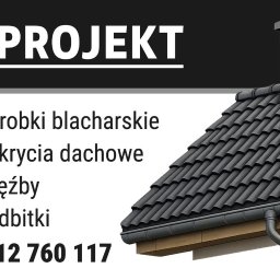 Ciemna dachówka ceramiczna na skośnym dachu z ceglanym kominem i orynnowaniem, logo firmy dekarskiej w tle. Prezentacja usług dekarskich.