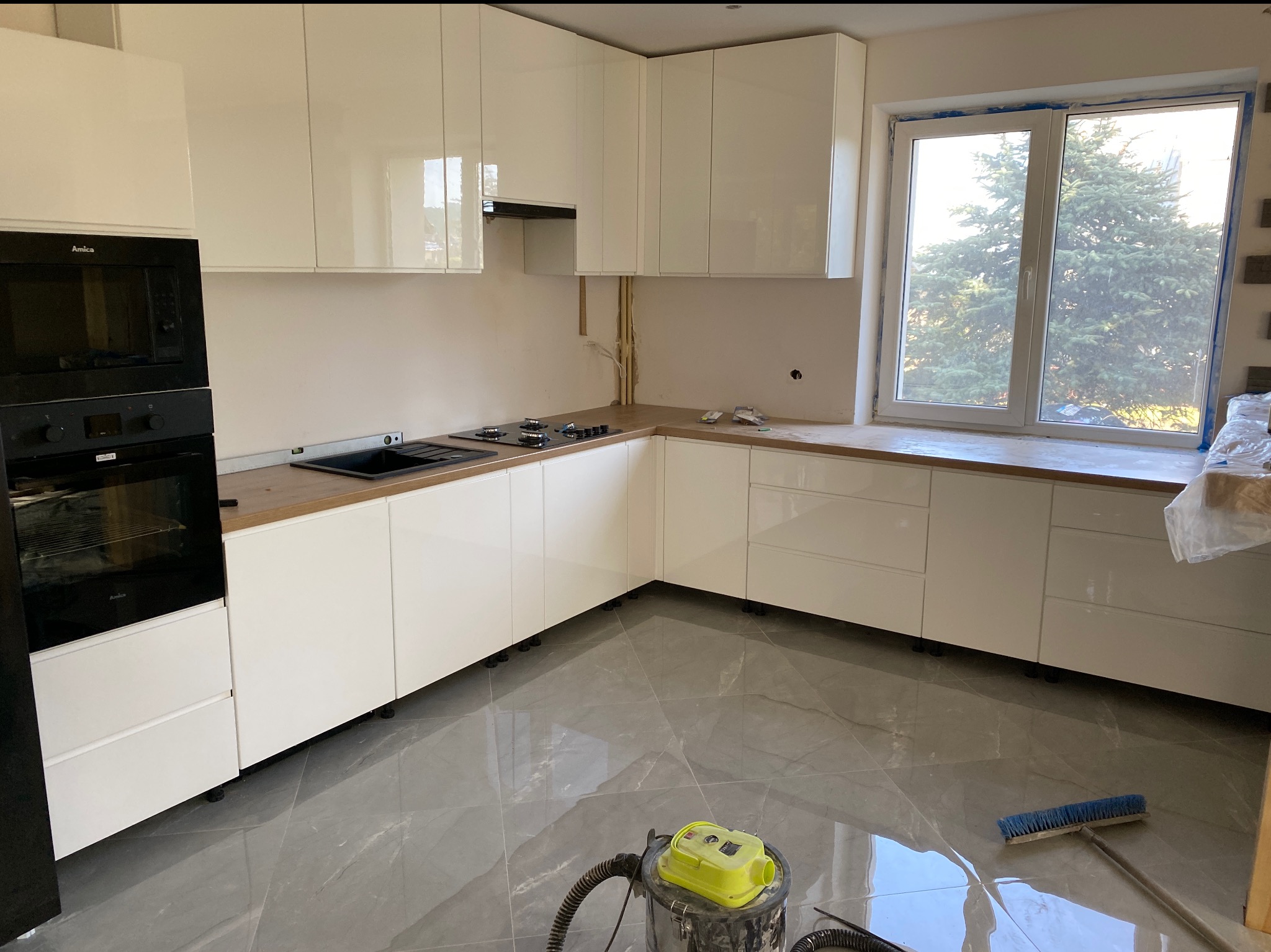 Duża kuchnia z firmy Bodzio- na zdjęciu nie skończona