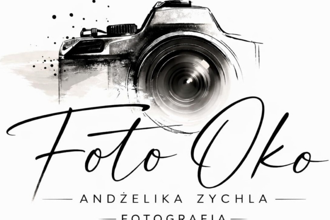 Grafika z motywem aparatu i napisem 'Foto Oko Andżelika Zychla Fotografia' w czerni i bieli, z elementami akwareli. Logo firmy fotograficznej.