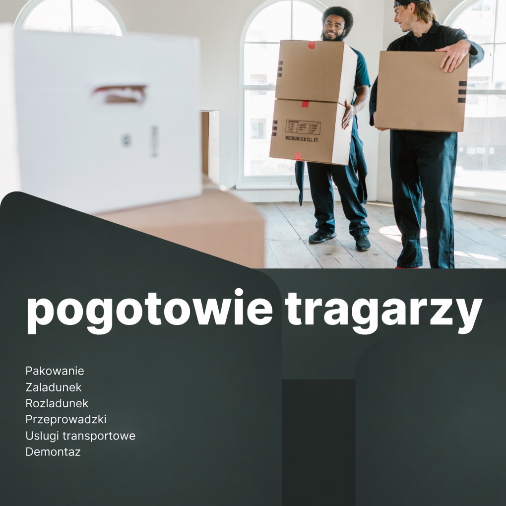 Dwóch tragarzy niesie kartony w jasnym wnętrzu. Jeden z nich uśmiecha się, drugi patrzy w bok. Widoczne okna i inne kartony. Reklama firmy przeprowadzkowej.