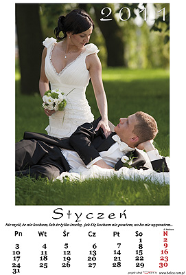 Kalendarz na rok 2012 ze zdjęciem pary młodej leżącej na trawie, panna młoda w białej sukni z bukietem, pan młody w smokingu, widoczny miesiąc styczeń.