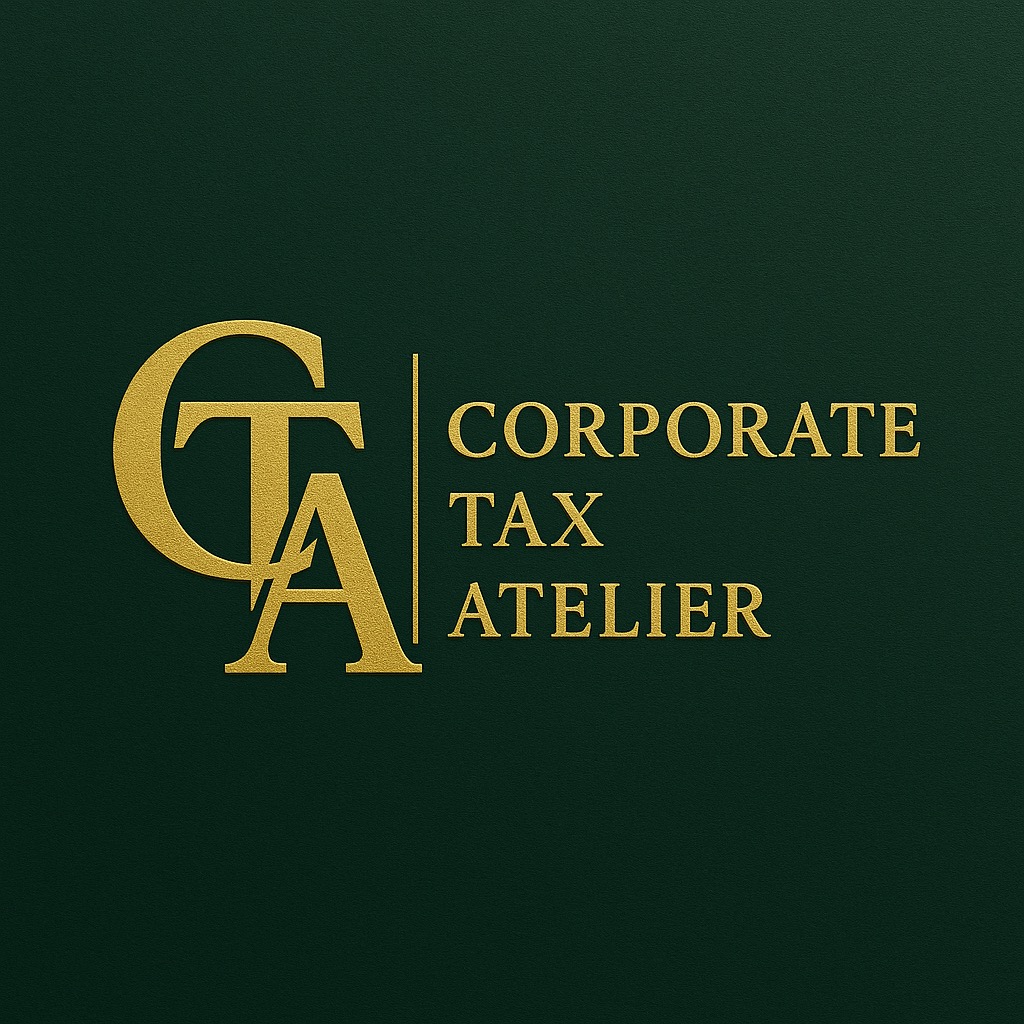 Eleganckie logo Corporate Tax Atelier w złotym kolorze na ciemnozielonym tle. Minimalistyczny design z inicjałami CTA i nazwą firmy.
