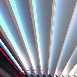 Centrum Pergoli i Tarasów - Nowoczesna, metalowa konstrukcja z oświetleniem LED w Katowicach. Widok z dołu na lamelowy dach z regulowanym kątem nachylenia i czerwonym akcentem świetlnym.