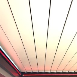 Centrum Pergoli i Tarasów - Nowoczesna pergola z metalową konstrukcją, oświetleniem LED i regulowanym zadaszeniem lamelowym, widziana z dołu pod kątem.
